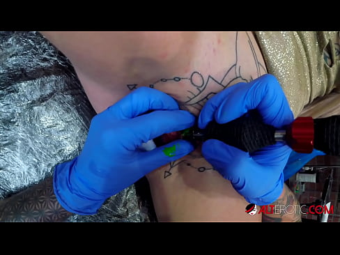 ❤️ Ekstreme tatuita varmulo Sully Savage ricevis tatuon sur sia klitoro ❤️❌ Anala porno ĉe ni ❌️