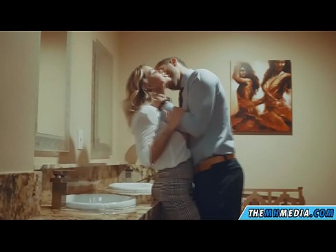 ❤️ Kiam belplena blondulo delogas vin en publika necesejo ❤️❌ Anala porno ĉe ni ❌️